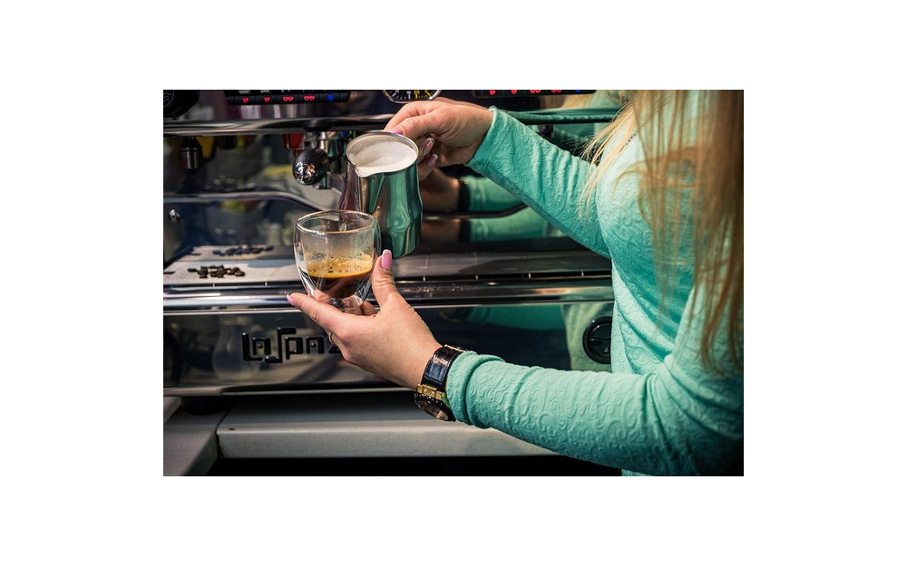 Barista: Kdo to je a co všechno obnáší jeho práce? Od umění přípravy kávy po budování komunity Barista: Kdo to je a co všechno obnáší jeho práce? Od umění přípravy kávy po budování komunity